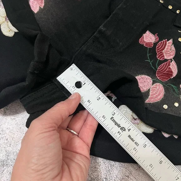One Teaspoon Bandits Low Rise Relaxed Black Denim Floral Embroidered Shorts 26 - Picture 9 of 11